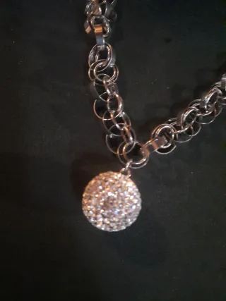 Collana con pendente sferico glitter