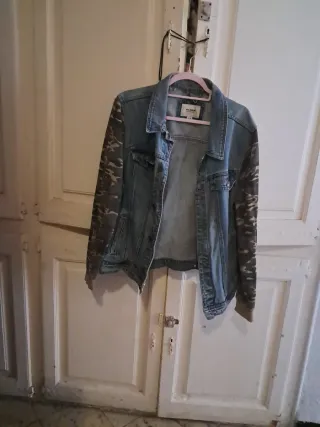 Chaqueta tejana con mangas camuflaje