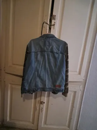 Chaqueta tejana con mangas camuflaje