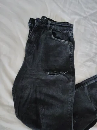 Pantalón Stradivarius negro desgastado