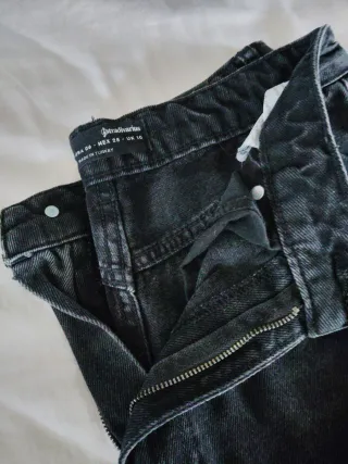 Pantalón Stradivarius negro desgastado