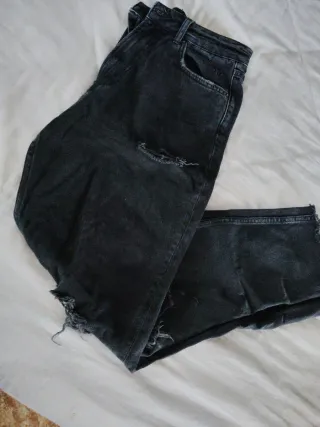 Pantalón Stradivarius negro desgastado
