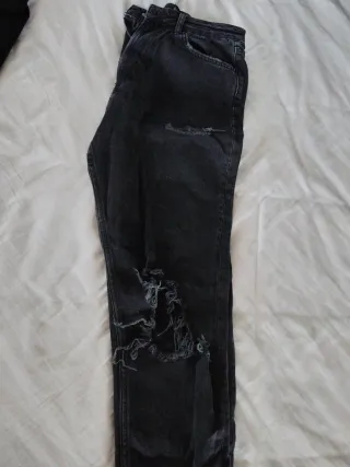 Pantalón Stradivarius negro desgastado