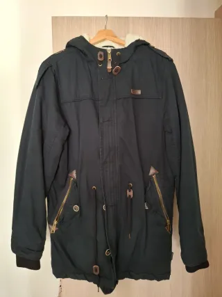 Chaqueta azul marinoe con capucha