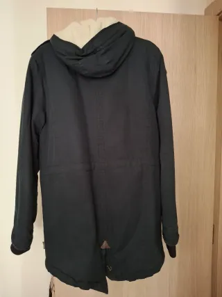 Chaqueta azul marinoe con capucha