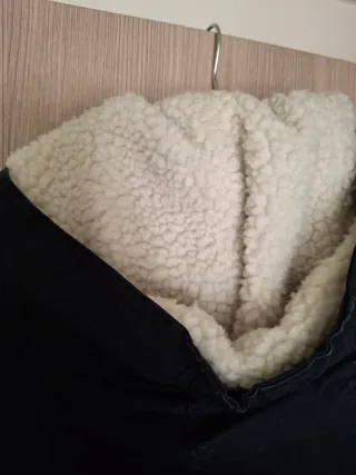 Chaqueta azul marinoe con capucha