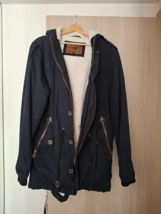 Chaqueta azul marinoe con capucha