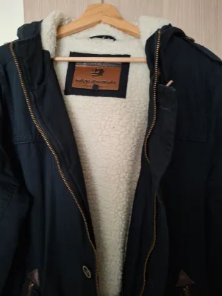 Chaqueta azul marinoe con capucha