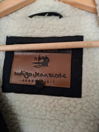 Chaqueta azul marinoe con capucha