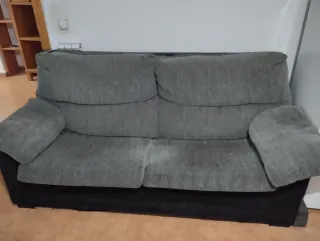 Sofá de tela gris y negro