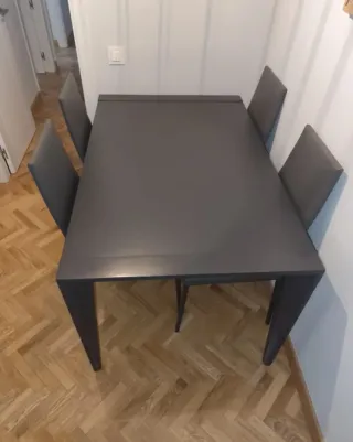 CONJUNTO MESA DE SALÓN Y 4 SILLAS GRIS ANTRACITA