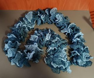 Bufanda de hilo gris y blanco