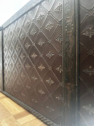 Baúl de madera y piel labrada