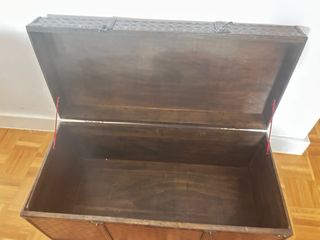 Baúl de madera y piel labrada