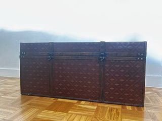 Baúl de madera y piel labrada