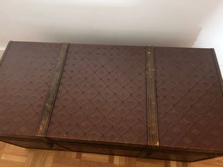 Baúl de madera y piel labrada
