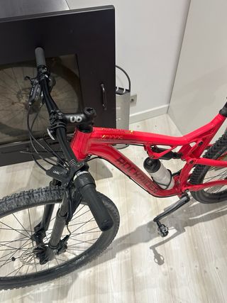 Bicicleta de montaña Rockrider roja