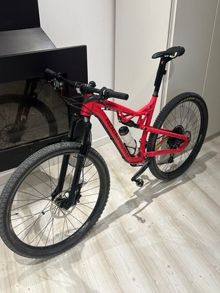 Bicicleta de montaña Rockrider roja