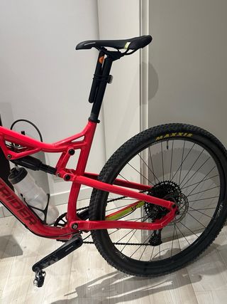 Bicicleta de montaña Rockrider roja