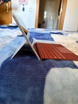 Surface Go 2 (1901) con Teclado Microsoft Rojo