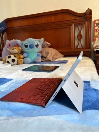 Surface Go 2 (1901) con Teclado Microsoft Rojo