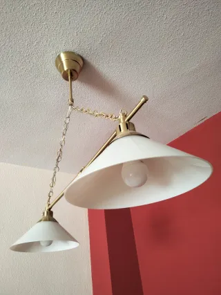 Lámpara de techo dorada y blanca