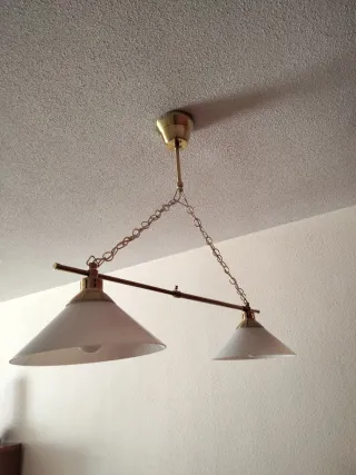 Lámpara de techo dorada y blanca