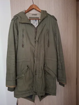 Parka verde con capucha