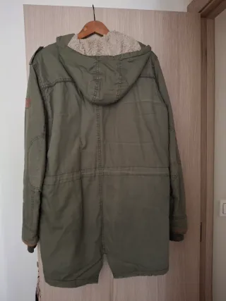Parka verde con capucha