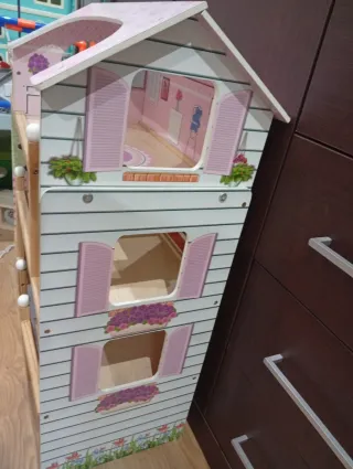 Casa de muñecas de madera