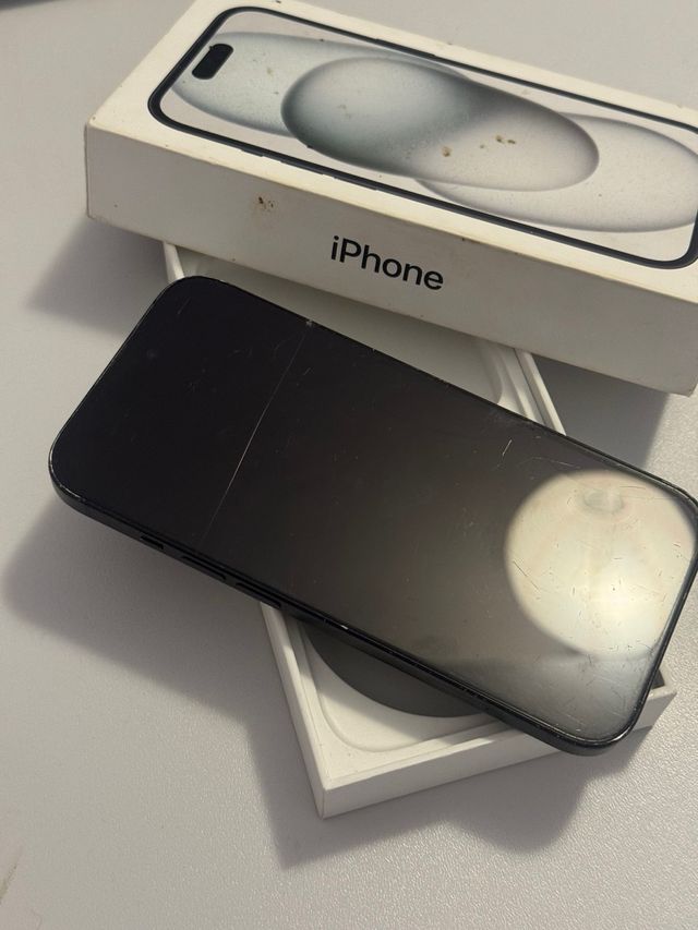 iPhone 15 128GB LEER