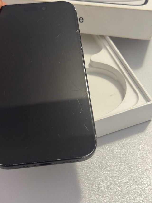 iPhone 15 128GB LEER