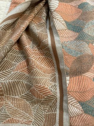 Bufanda con estampado de hojas