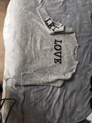 Jersey gris con letras