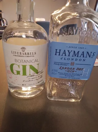 Bottiglie di Gin Livebarrels e Haymans