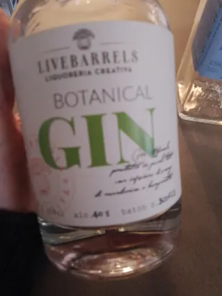 Bottiglie di Gin Livebarrels e Haymans