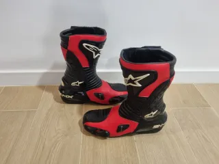 Botas de moto Alpinestars.