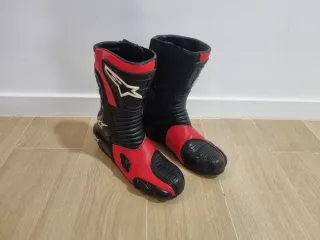 Botas de moto Alpinestars.