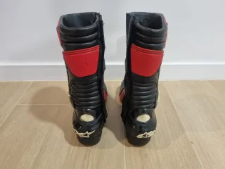 Botas de moto Alpinestars.
