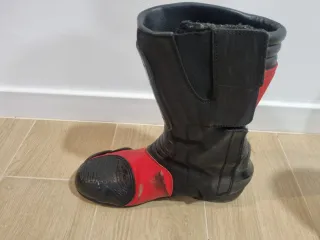 Botas de moto Alpinestars.