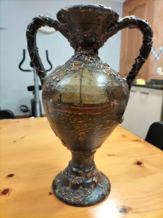 Jarrón decorativo negro y dorado