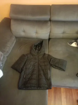Chaqueta negra acolchada con capucha
