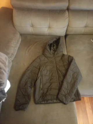 Chaqueta negra acolchada con capucha
