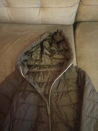 Chaqueta negra acolchada con capucha