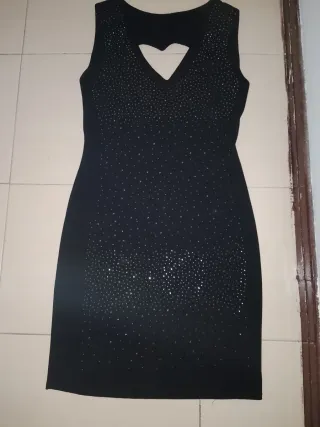 Vestido brillos ,En la espalda tiene un corazón