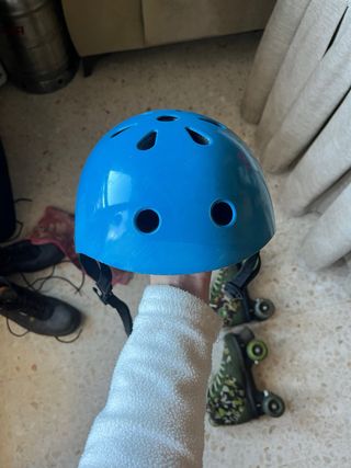 Pack de patines, protecciones y casco