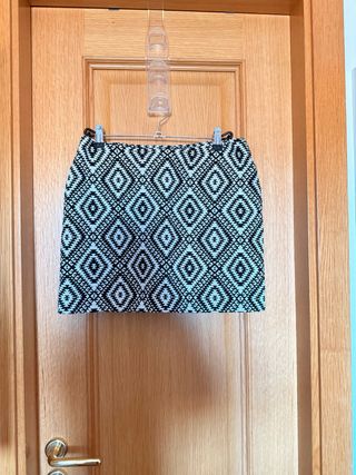Falda geométrica blanco y negro. Muy poco uso.