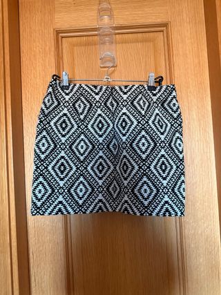Falda geométrica blanco y negro. Muy poco uso.