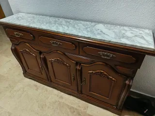Mueble de madera con tapa de mármol