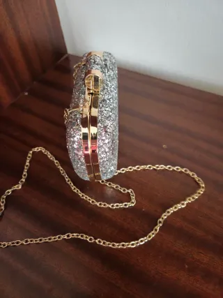 Bolso de fiesta plateado con cadena dorada
